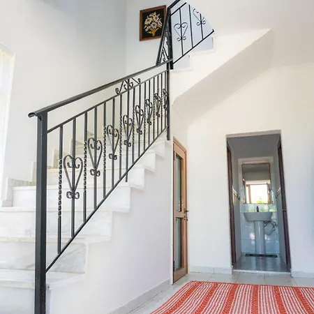 Bujtina Villa Lazarat